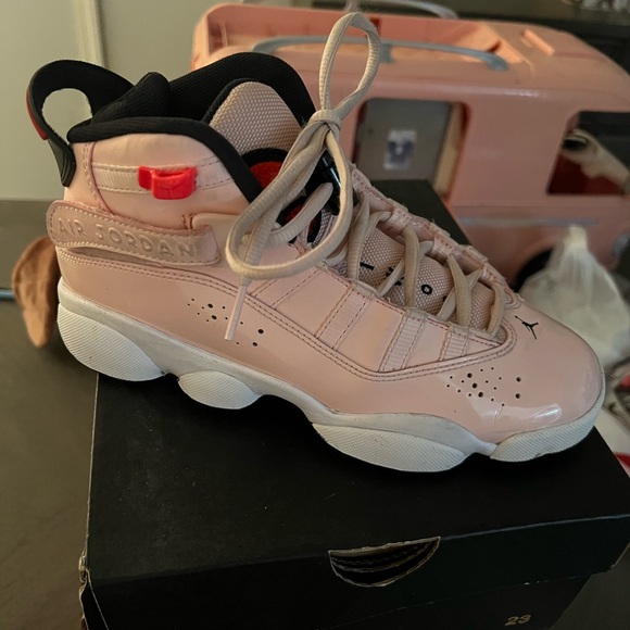 4.5 girls Jordan pink, barely worn, no creases - Picture 3 of 5